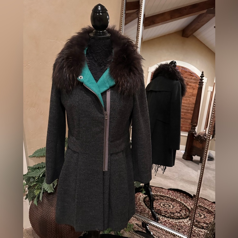 Size is 38 i wear medium so its fits me brand is Veeko